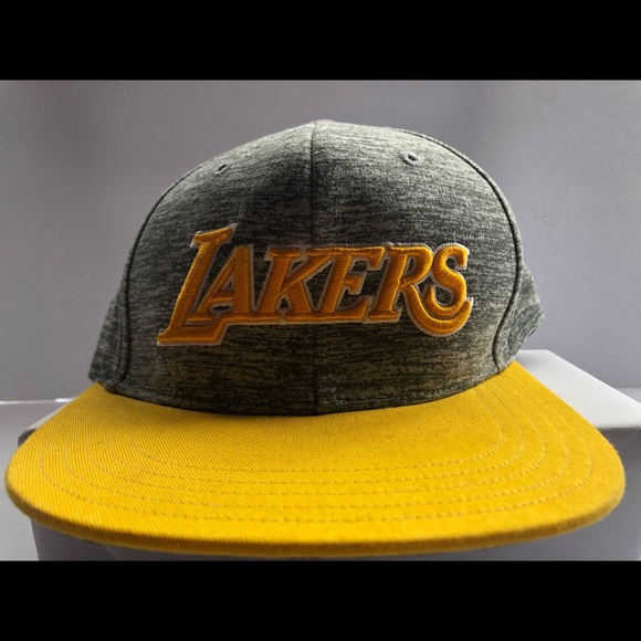Los Angeles Lakers SnapBack by adidas - Picture 1 of 5